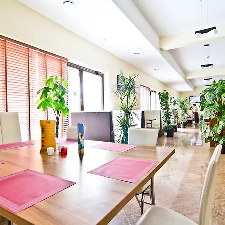 Versal Airport Modlin Apartament *